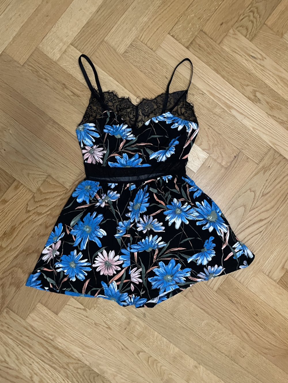 Playsuit mit floralem Muster und Netzeinsätzen von ASOS, Gr. 36