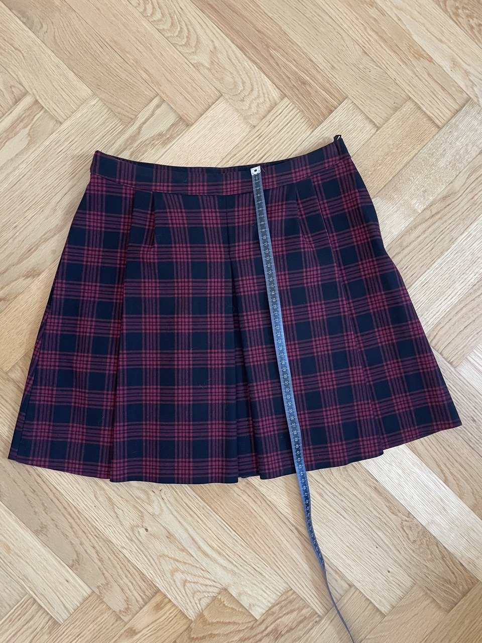 Faltenrock mit rotem Tartanmuster von H&M, Gr. 38