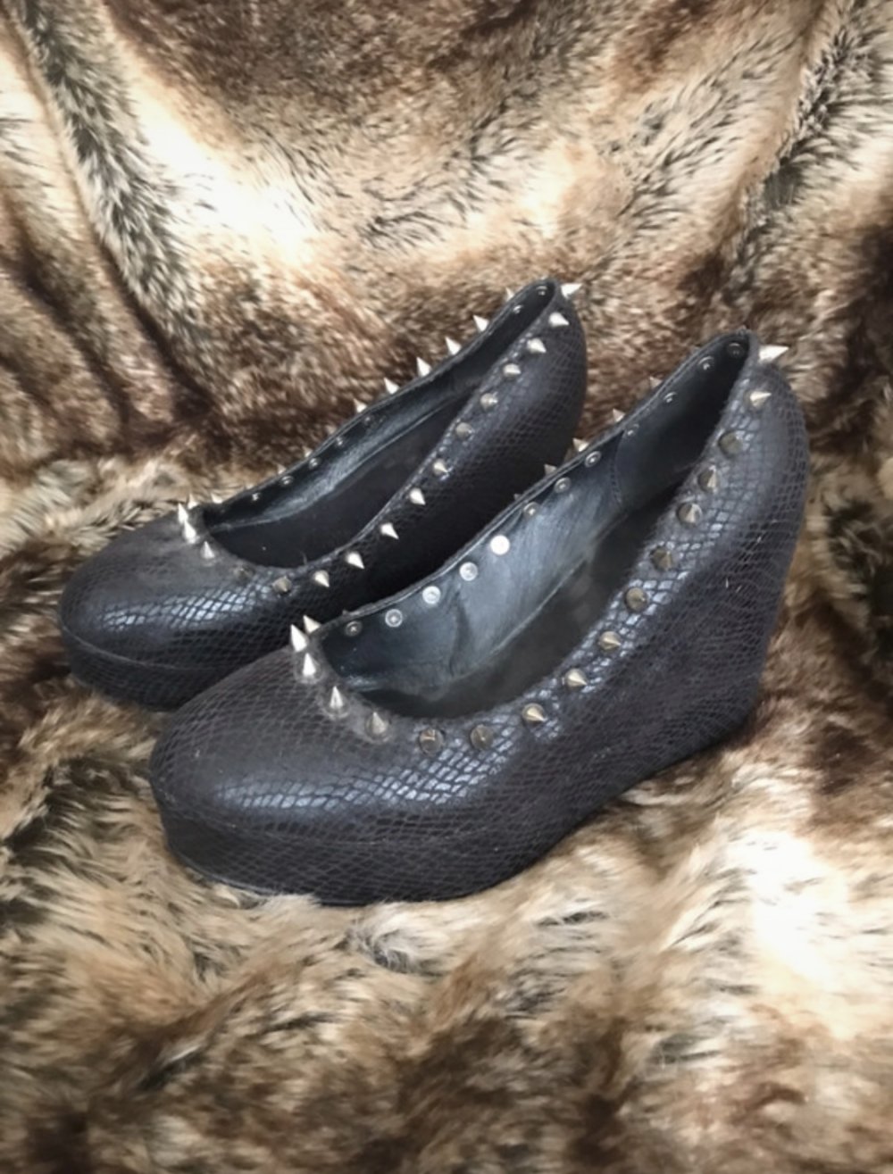 Plateauschuhe mit Nieten, Gr. 38