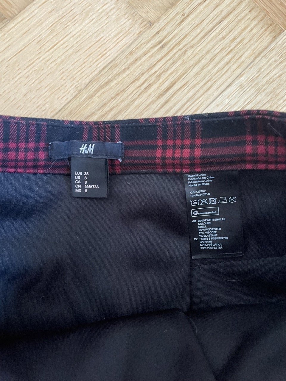 Faltenrock mit rotem Tartanmuster von H&M, Gr. 38