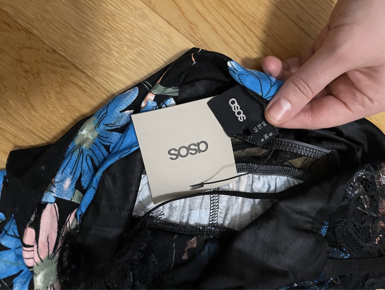 Playsuit mit floralem Muster und Netzeinsätzen von ASOS, Gr. 36