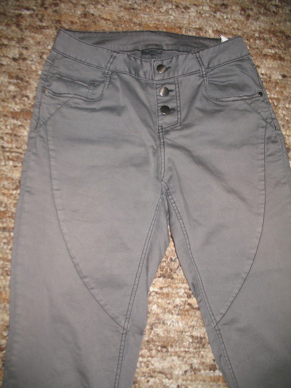 Enge graue Hose