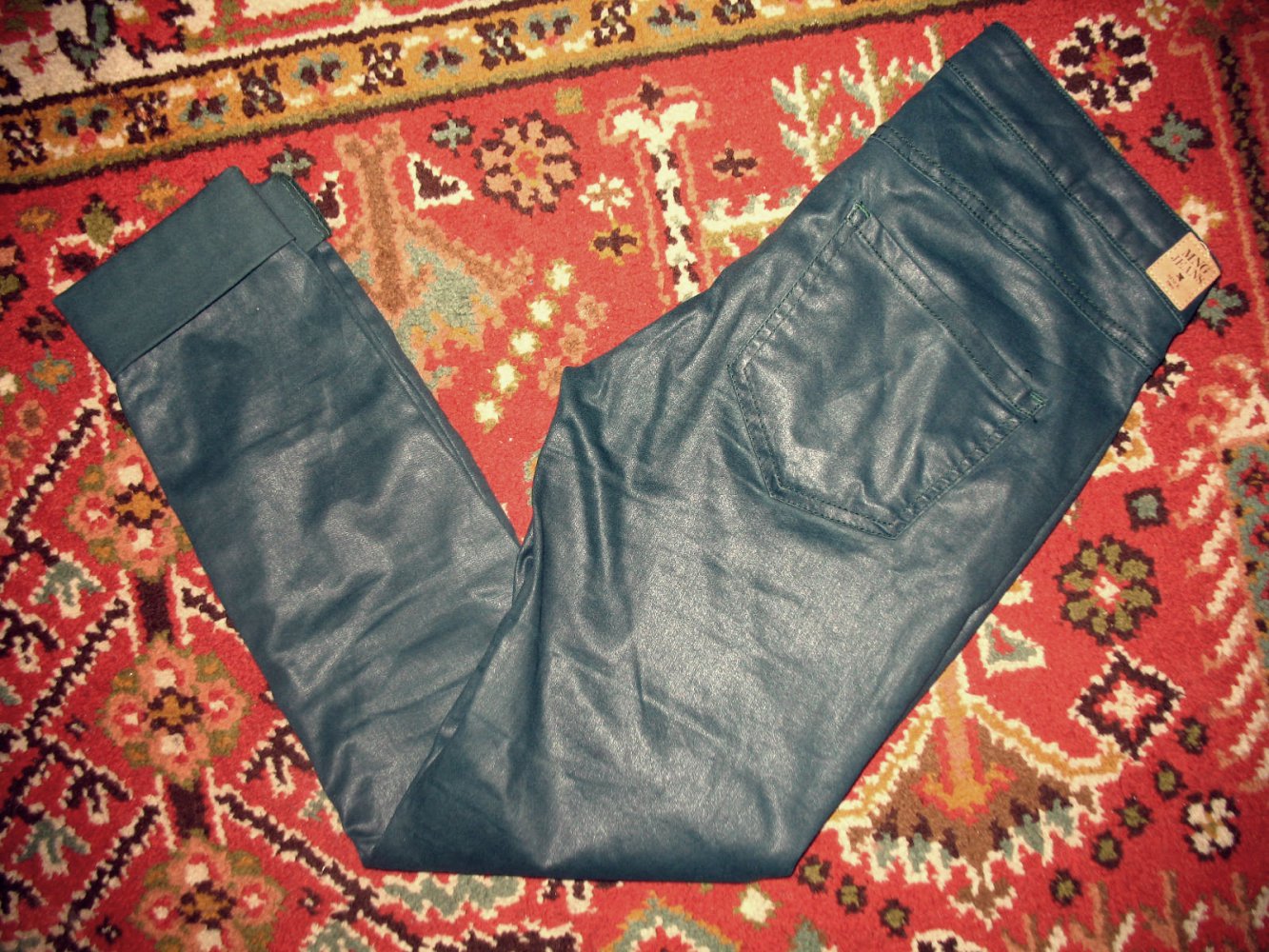 Dunkelgrüne Wetlook Hose