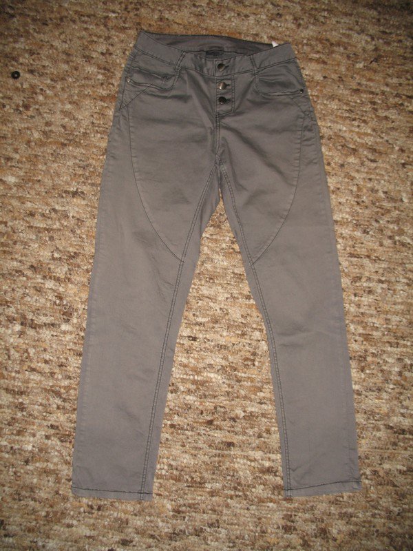 Enge graue Hose