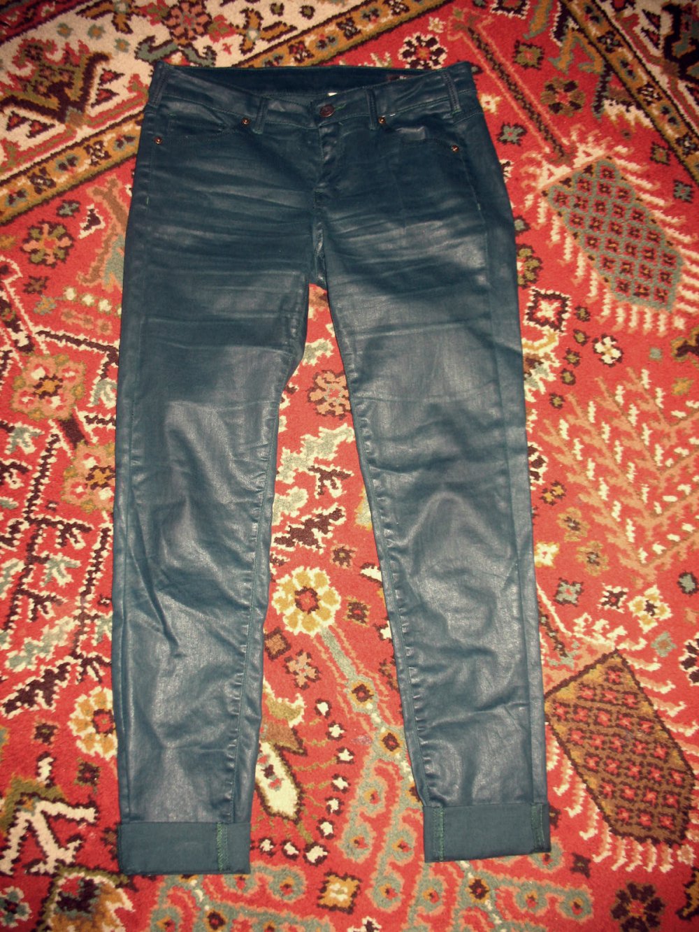 Dunkelgrüne Wetlook Hose