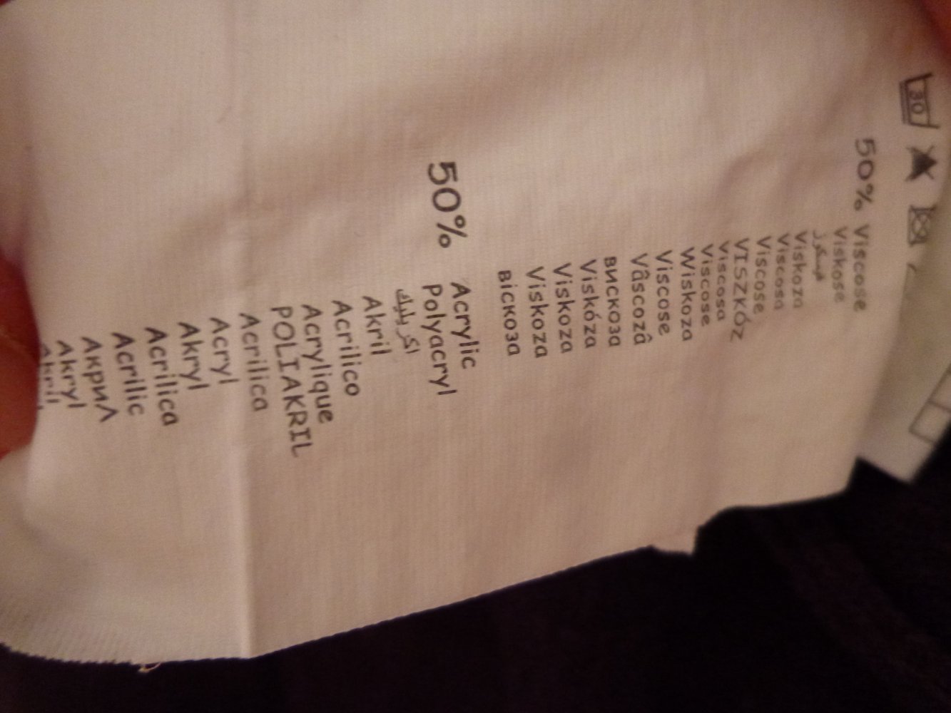 Rotes langärmeliges Shirt, Größe unbekannt