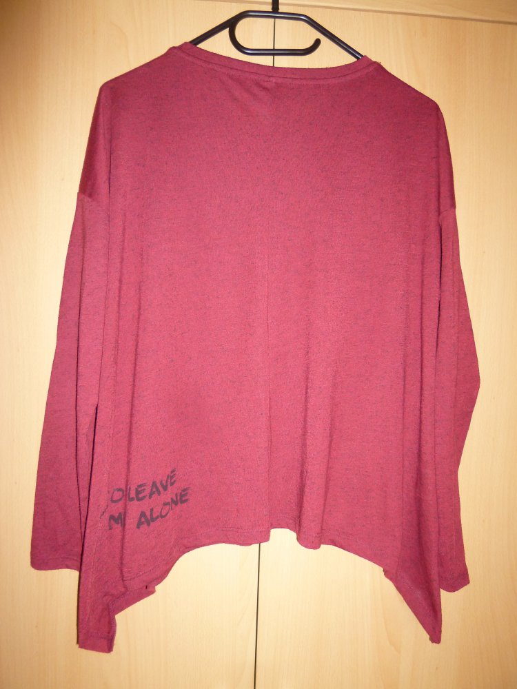 Rotes langärmeliges Shirt mit Aufdruck 