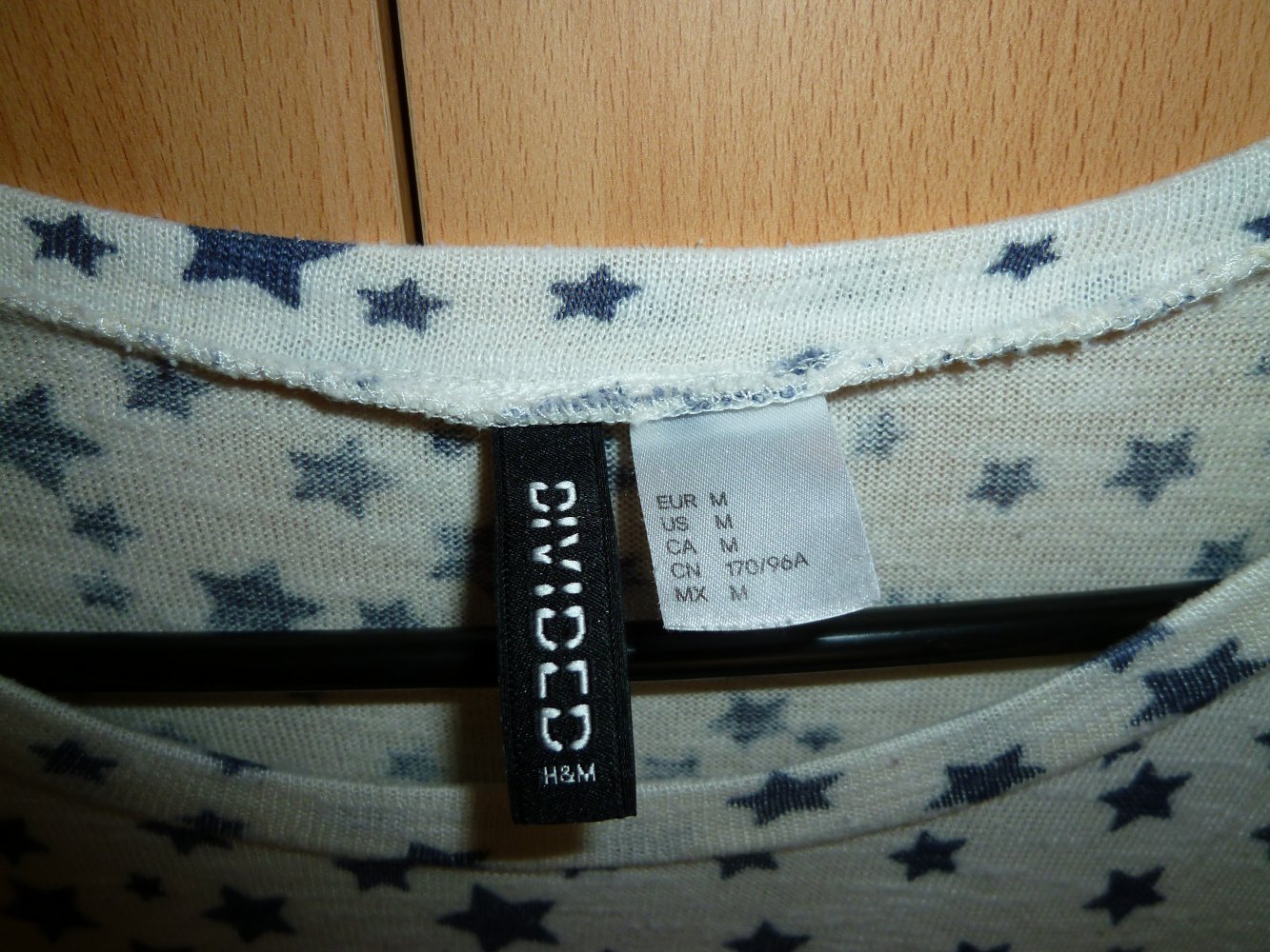 Helles langärmeliges Shirt mit blauen Sternen, Größe M