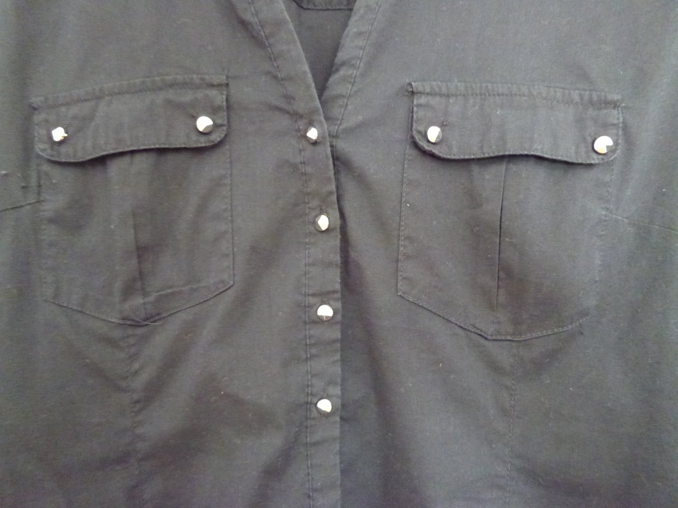 Schwarze Bluse mit silbernen Knöpfen