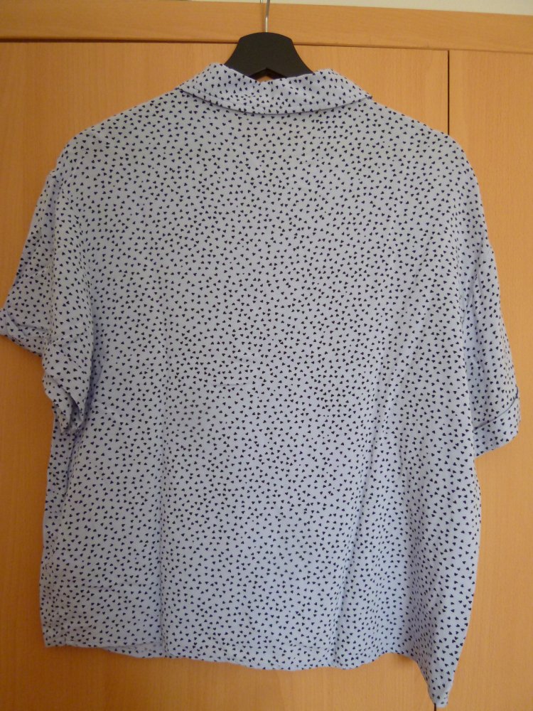 Kurze hellblaue Bluse mit schwarzen Herzen, Größe 38