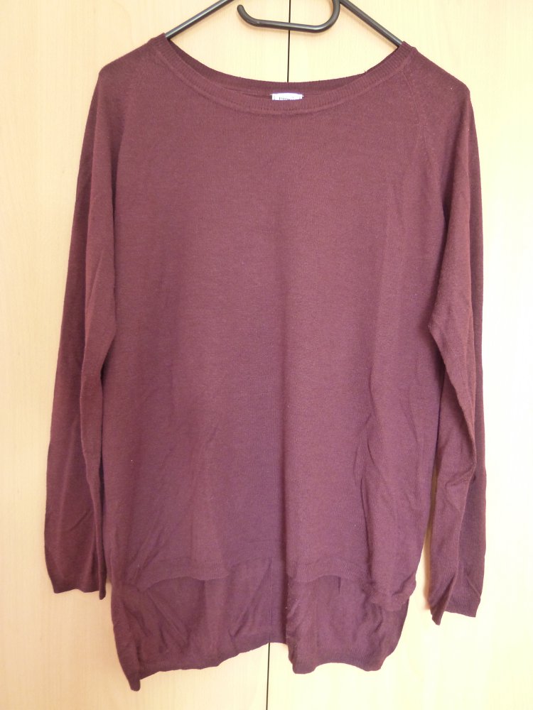Rotes langärmeliges Shirt, Größe unbekannt