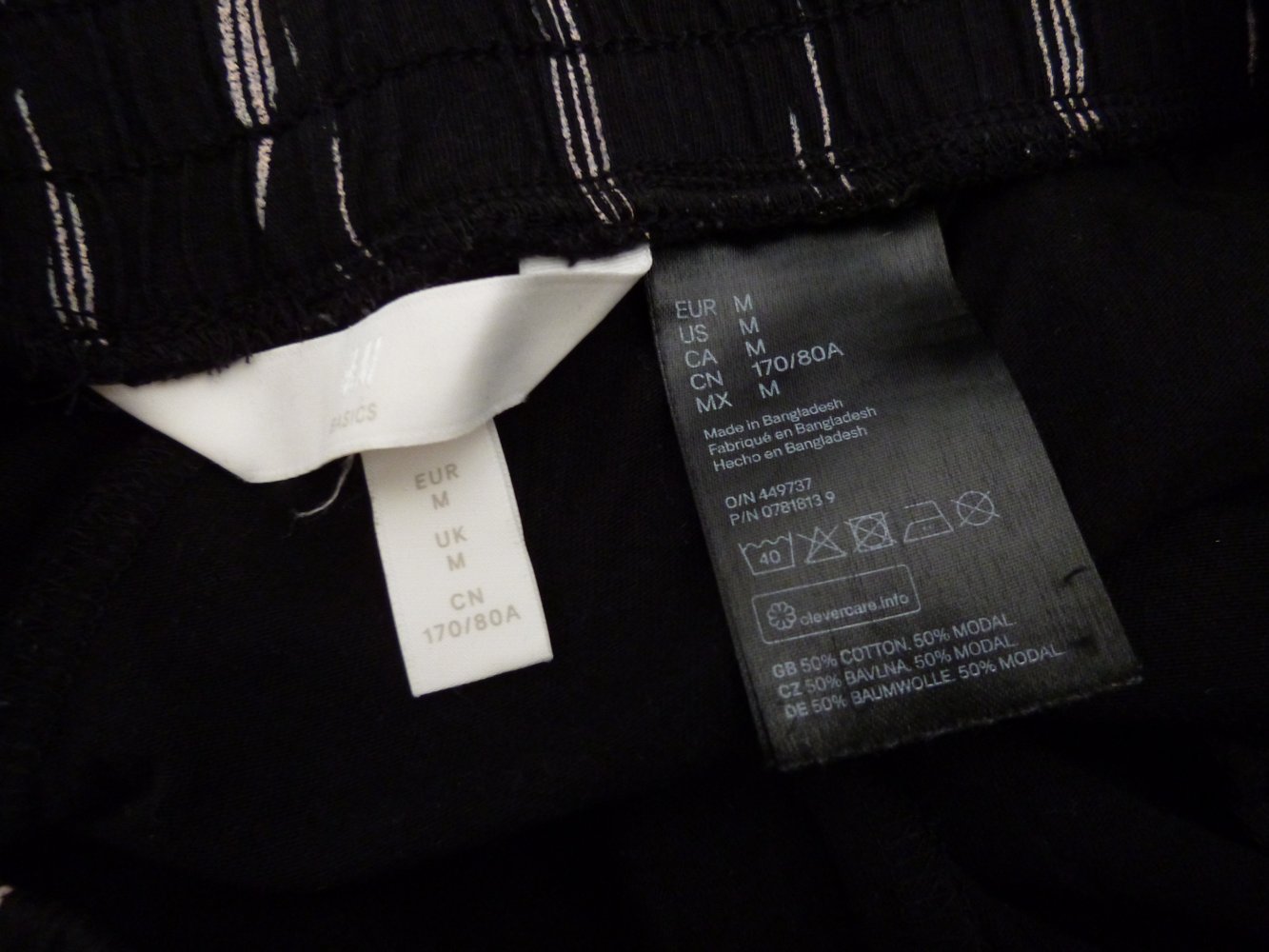 Schwarze Hotpants mit weißen Akzenten, Größe M