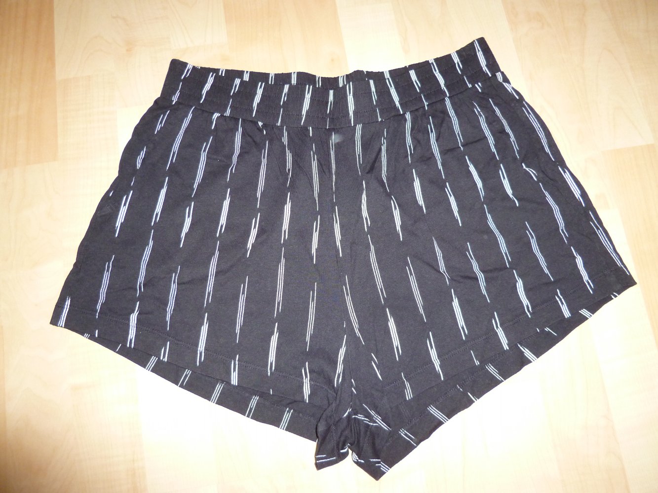 Schwarze Hotpants mit weißen Akzenten, Größe M