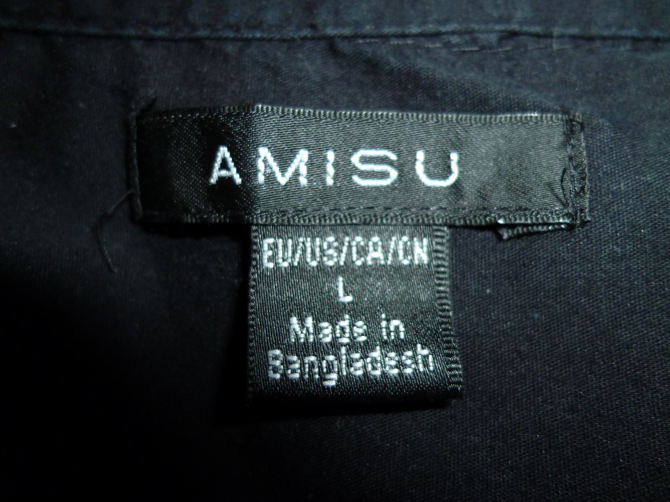 Schwarze Bluse mit silbernen Knöpfen