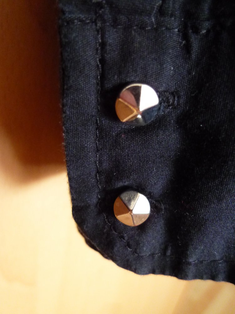 Schwarze Bluse mit silbernen Knöpfen