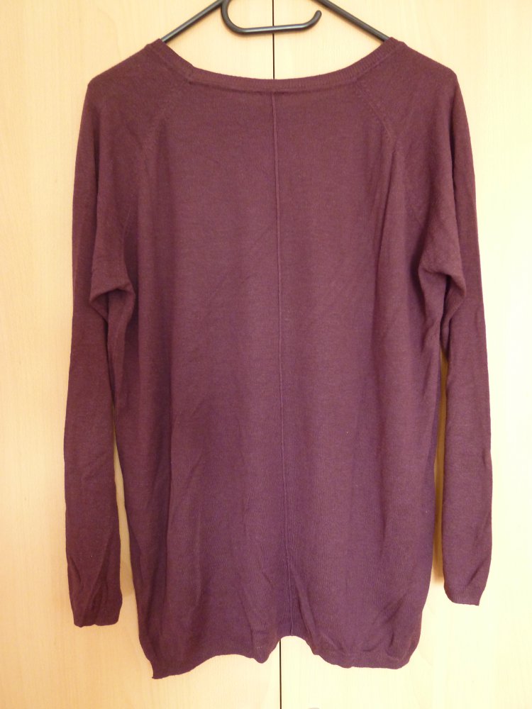 Rotes langärmeliges Shirt, Größe unbekannt