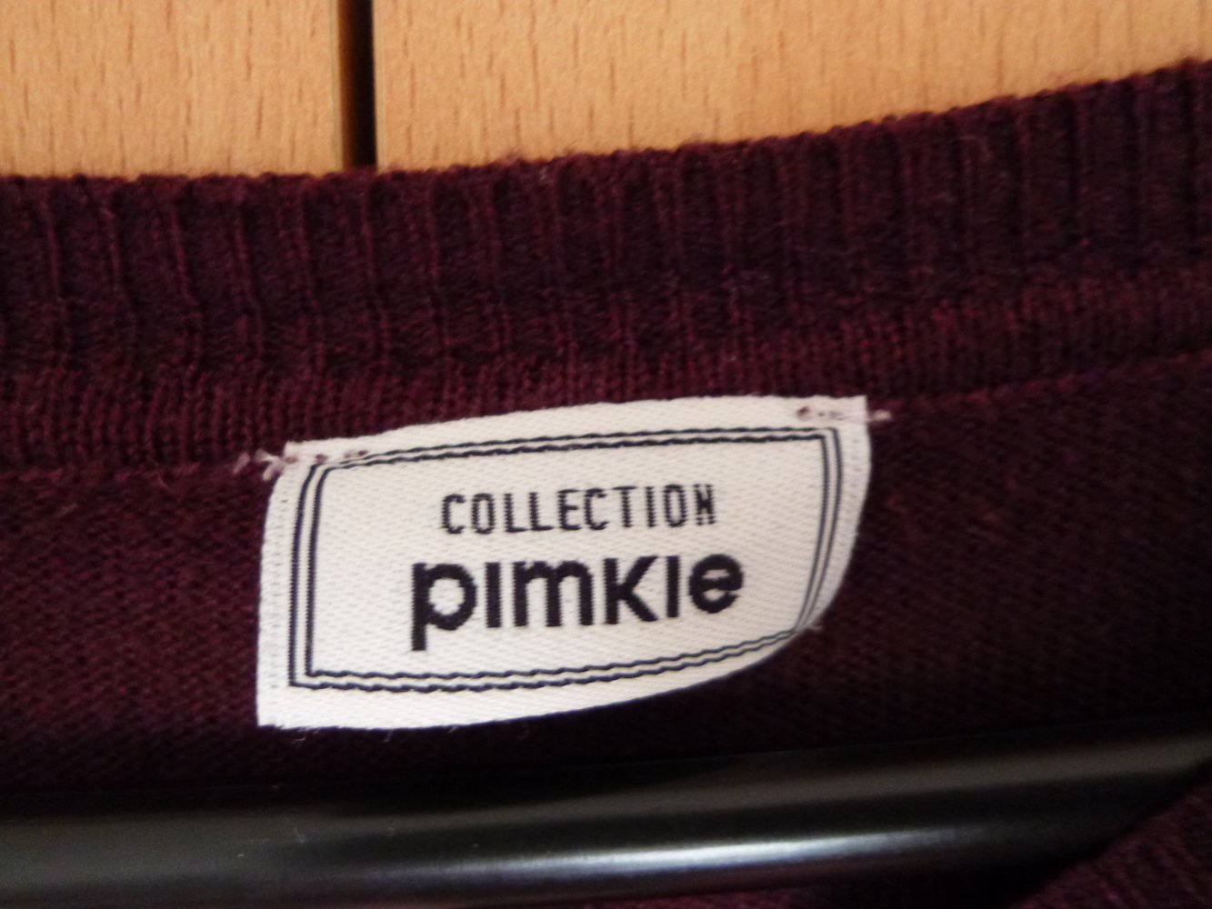 Rotes langärmeliges Shirt, Größe unbekannt