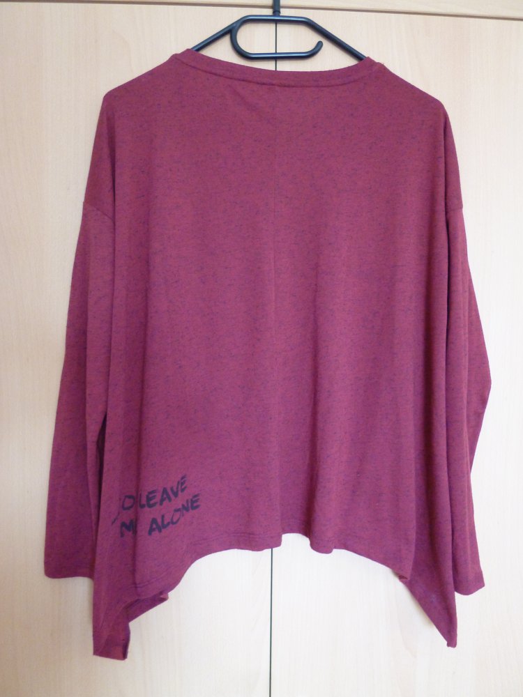 Rotes langärmeliges Shirt mit Aufdruck 