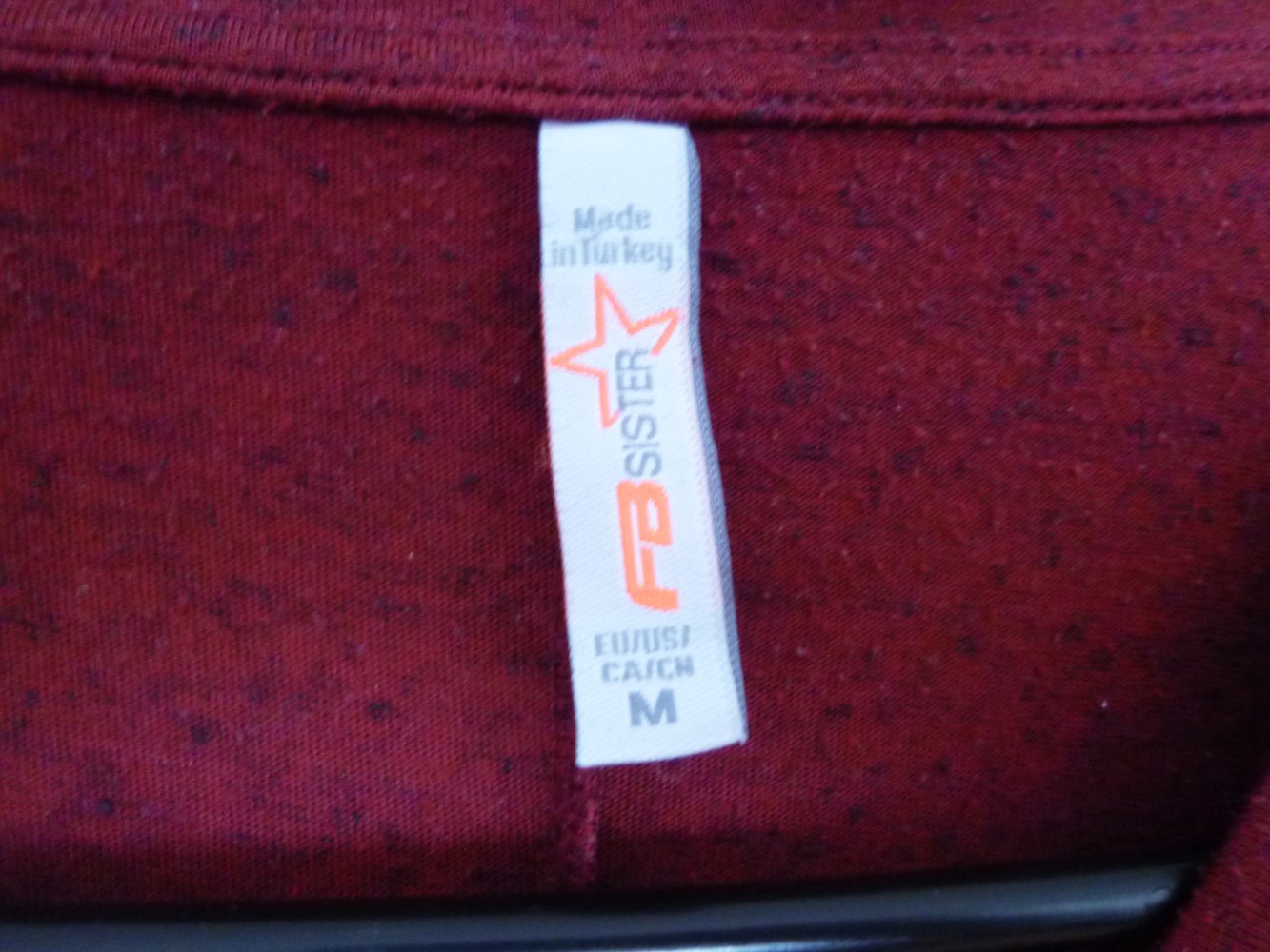 Rotes langärmeliges Shirt mit Aufdruck 