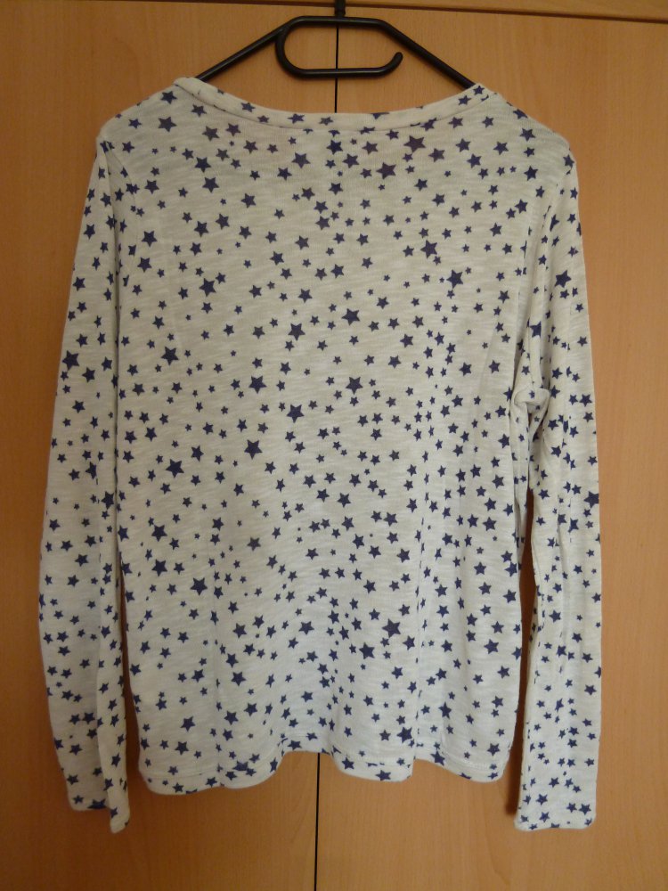 Helles langärmeliges Shirt mit blauen Sternen, Größe M