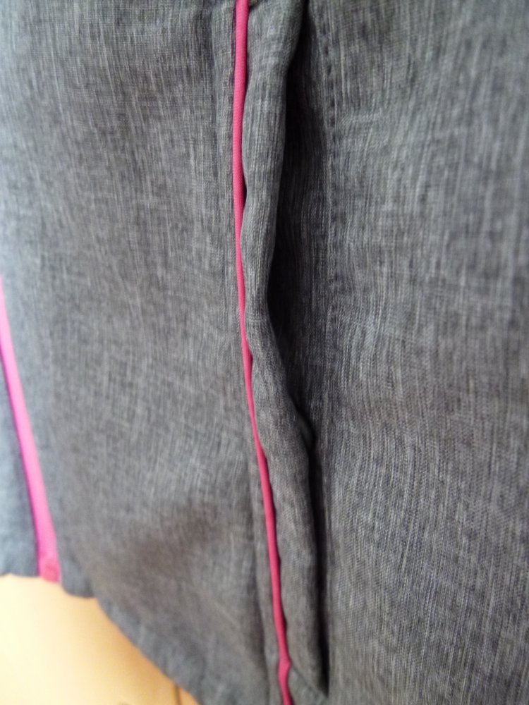 Graue Übergangsjacke mit pinken Akzenten