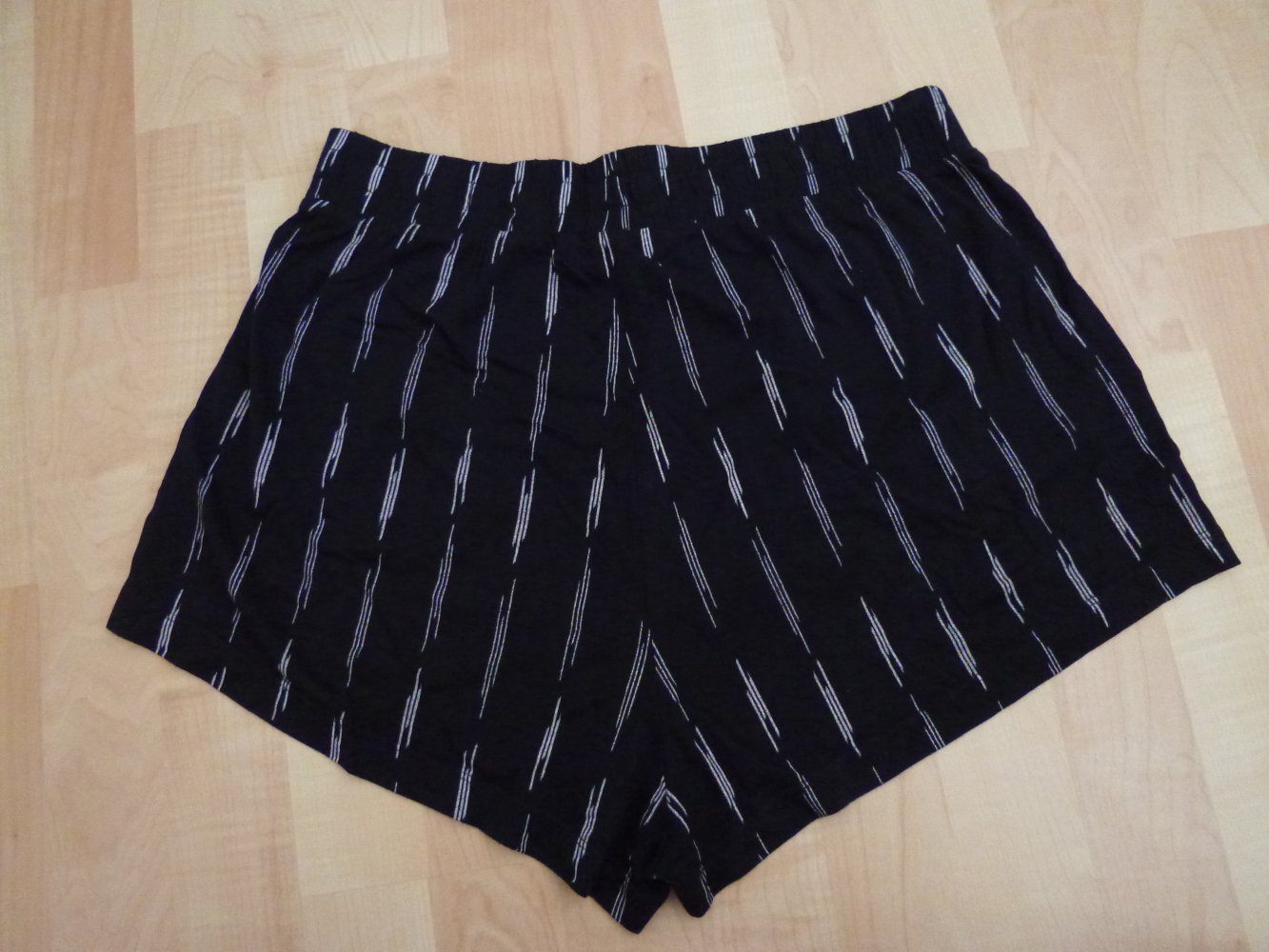 Schwarze Hotpants mit weißen Akzenten, Größe M