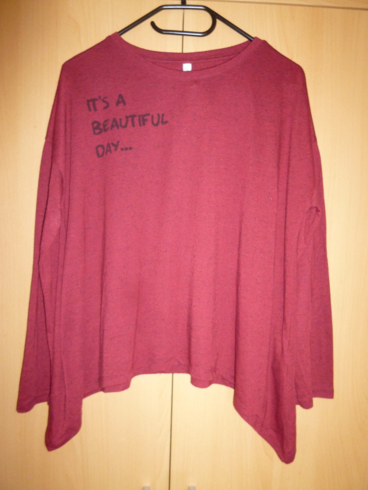 Rotes langärmeliges Shirt mit Aufdruck 