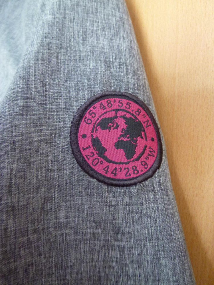 Graue Übergangsjacke mit pinken Akzenten