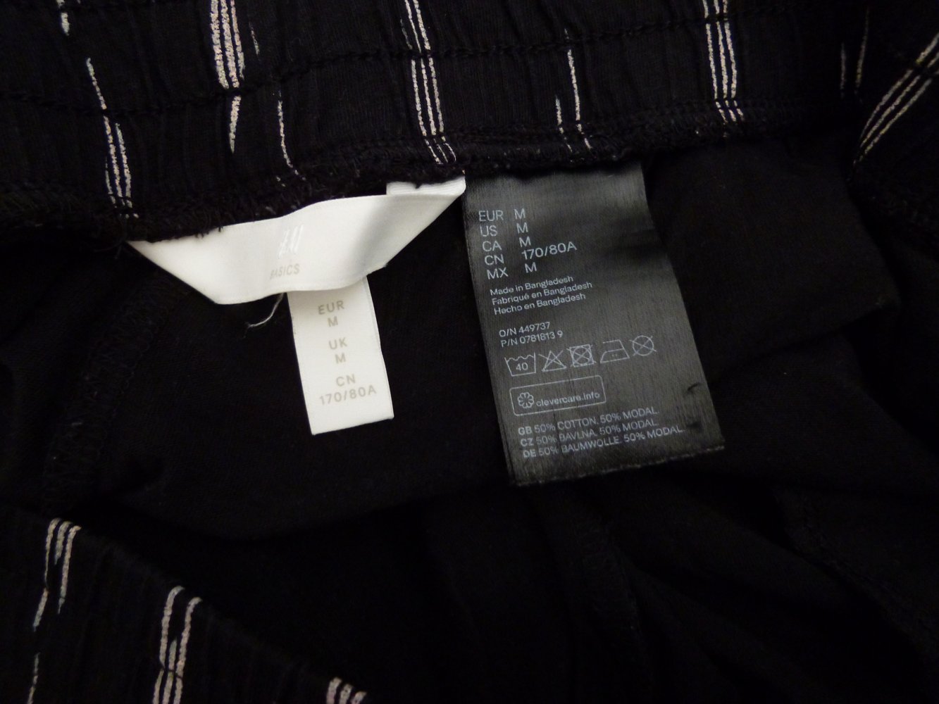Schwarze Hotpants mit weißen Akzenten, Größe M
