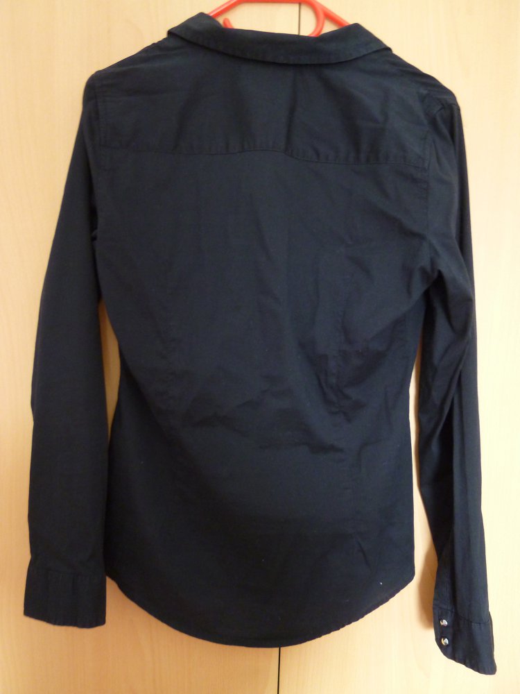Schwarze Bluse mit silbernen Knöpfen
