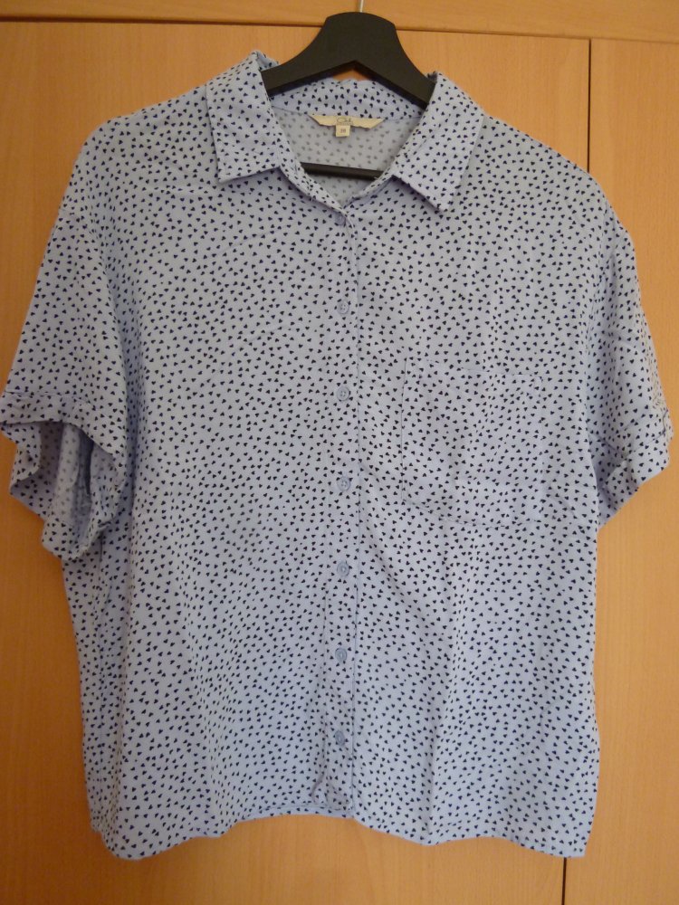 Kurze hellblaue Bluse mit schwarzen Herzen, Größe 38