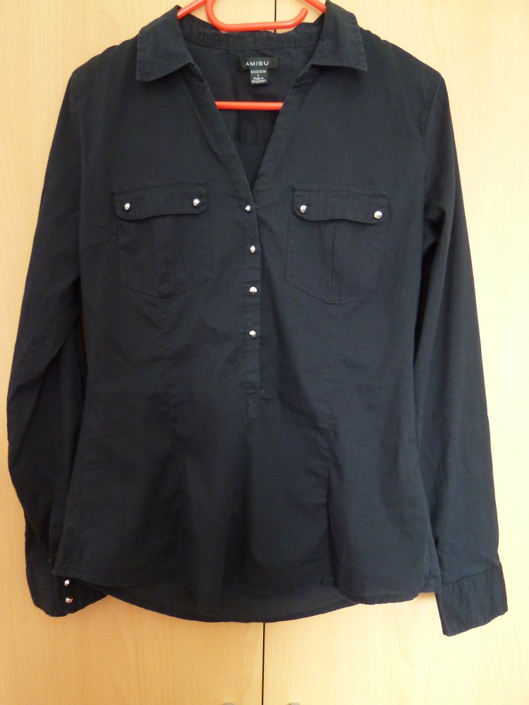 Schwarze Bluse mit silbernen Knöpfen