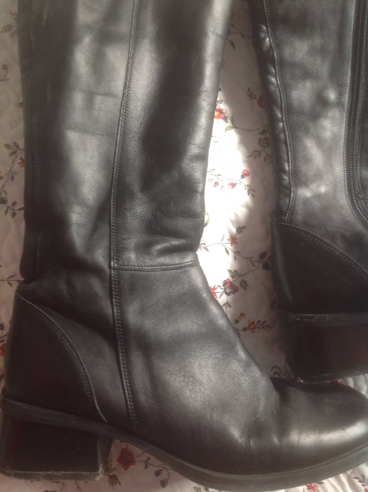 Schwarze Lederstiefel