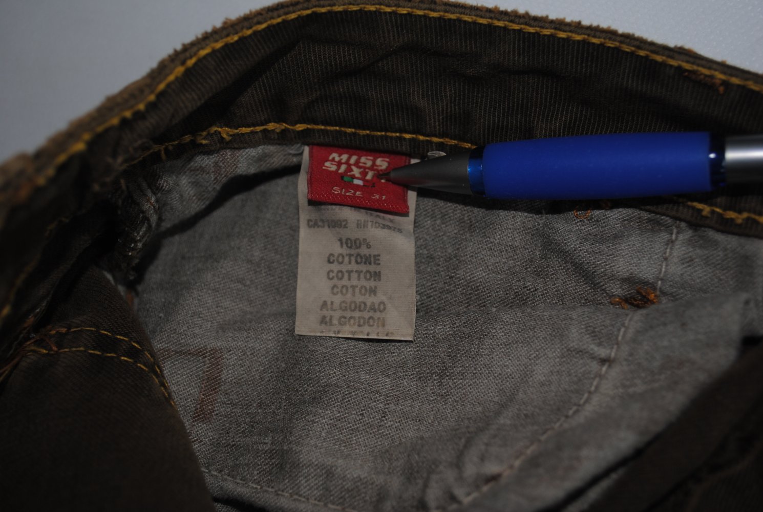 Braune jeans tolle Waschung Kurzgröße