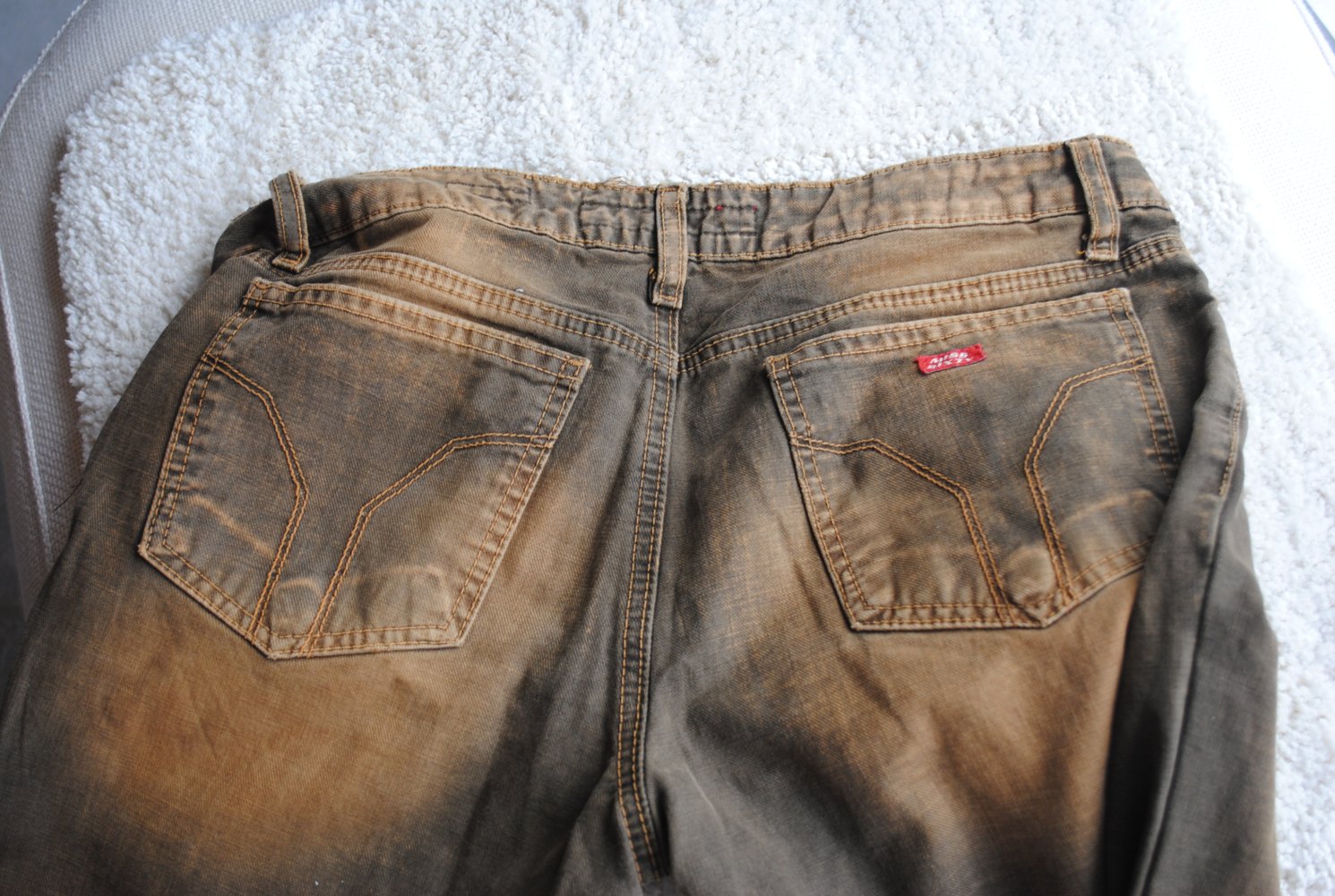 Braune jeans tolle Waschung Kurzgröße
