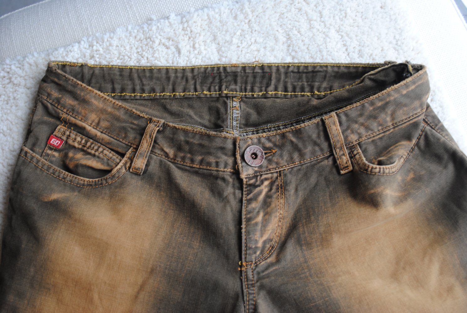 Braune jeans tolle Waschung Kurzgröße