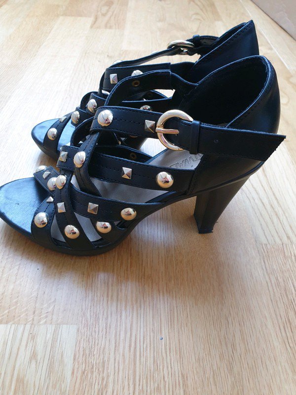 Pumps High Heels schwarz mit goldenen Nieten Catwalk