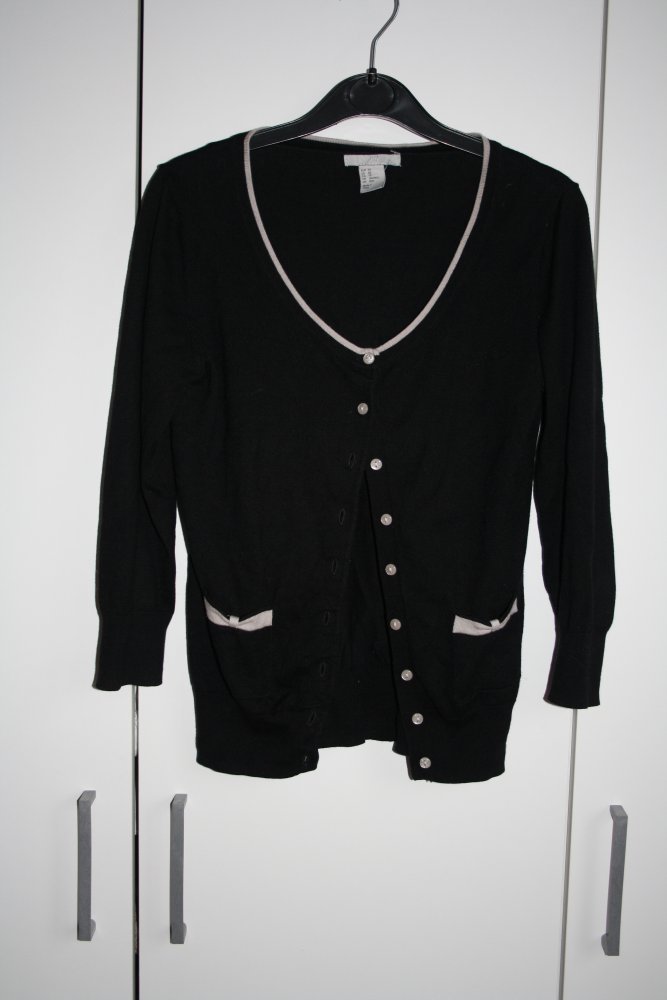 * H&M Cardigan mit Schleifen an den Taschen Strickjacke süß festlich schwarz beige