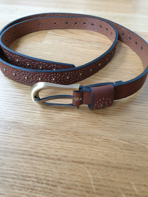Brauner Gürtel mit Lochmuster und goldenen Details Länge komplett 108 cm 