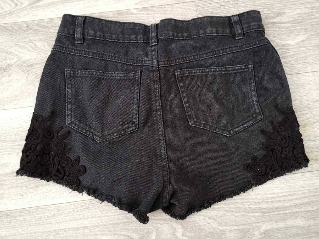 Hotpants mit Spitze, stonewashed
