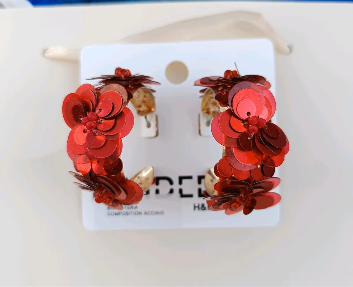 H&M Ohrringe Ohrstecker Creolen Kreolen rot Pailletten Perlen Blume geblümt in gold NEU