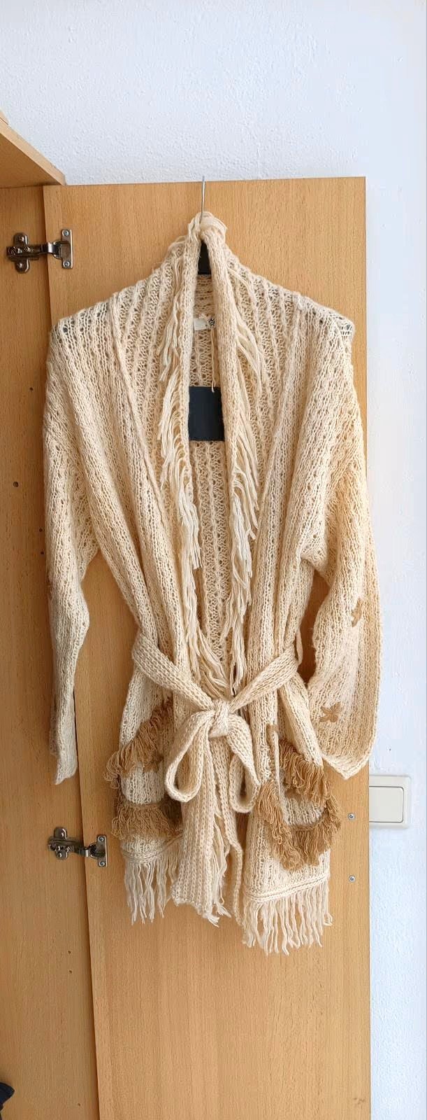 Insta Blogger moderne Strickcardigan Strick Cardigan Pullover Strickjacke Jacke lang beige Fransen Blumen Stickerei bestickt Lochmuster mit Gürtel gr. XS/S 34/36 NEU mit ETIKETT
