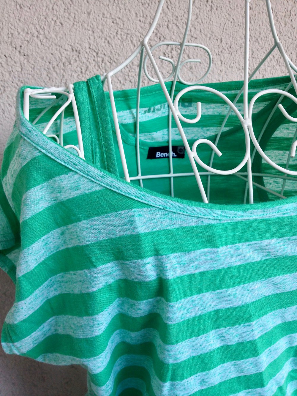 Schönes Kleid mit Streifenmuster von Bench