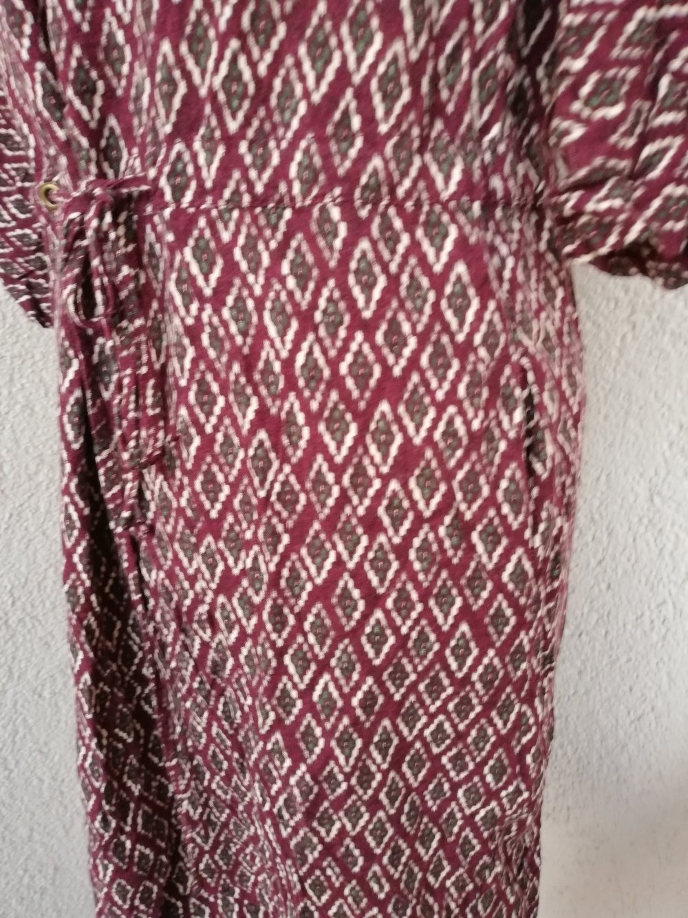 Wunderschönes Kleid mit Muster und 3/4 Ärmeln von Zara TRF