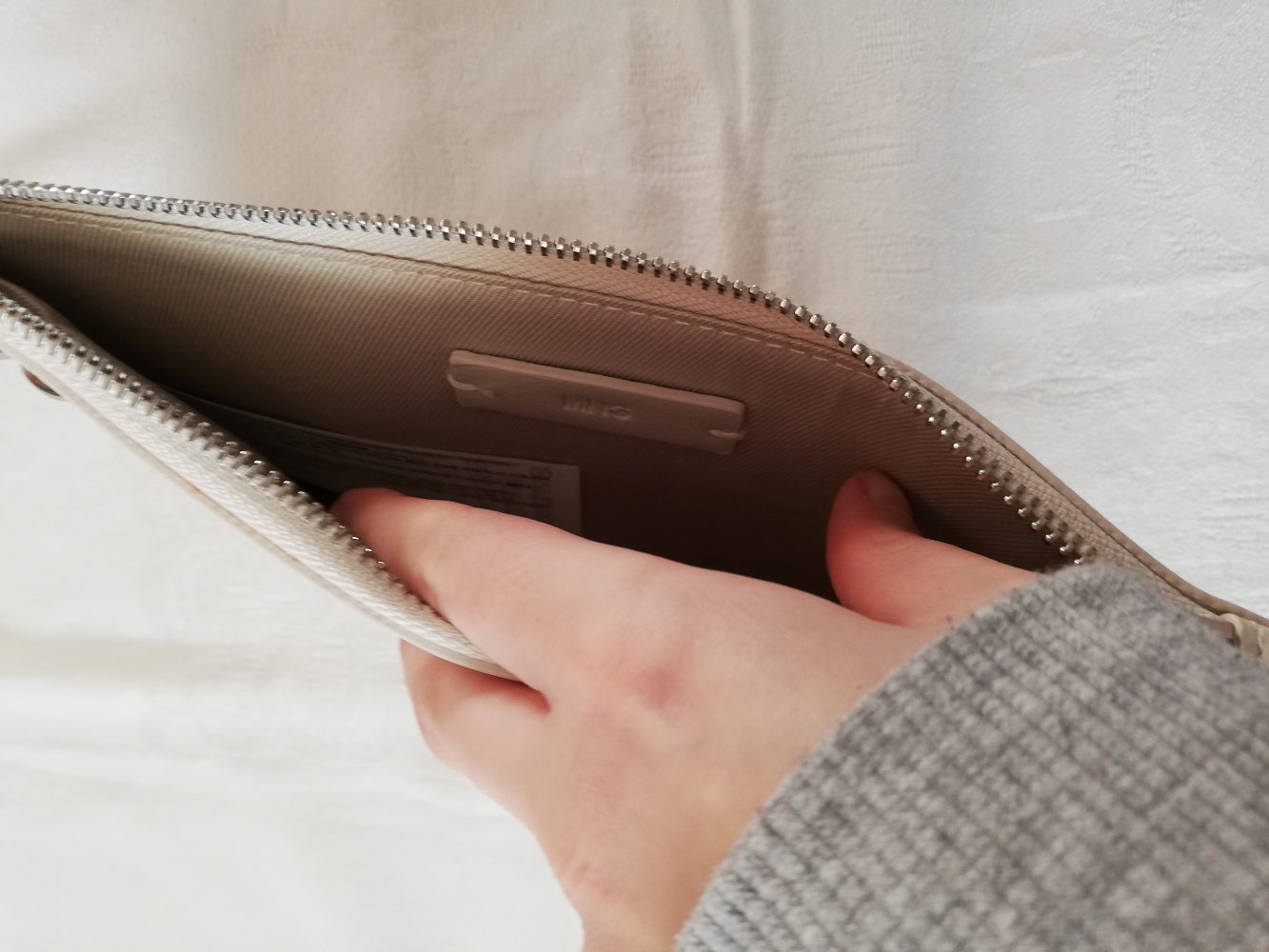 Schicke beige Clutch mit silbernen Verzierungen von Mango