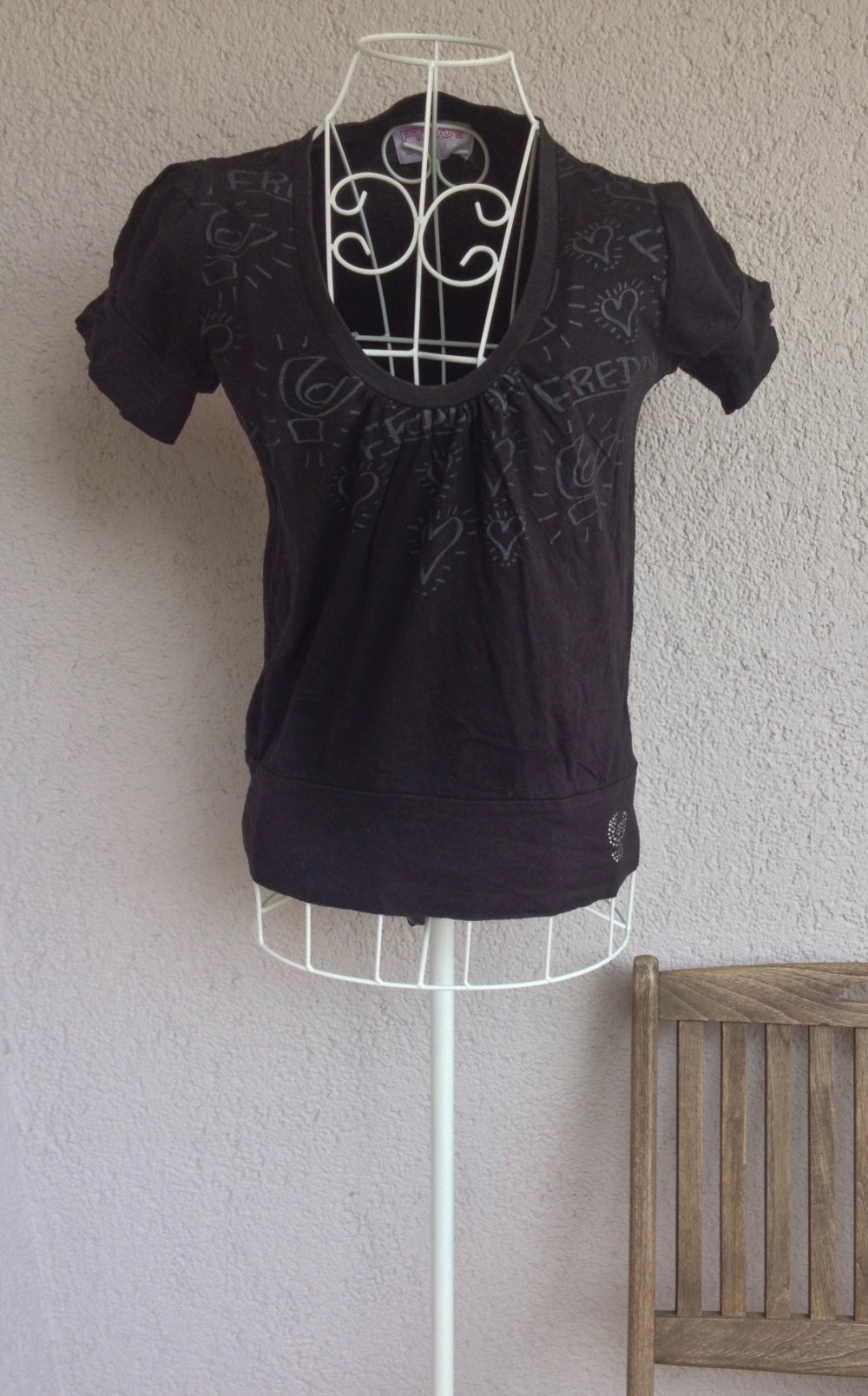 Cooles T-Shirt mit einem Aufdruck und Ausschnitt