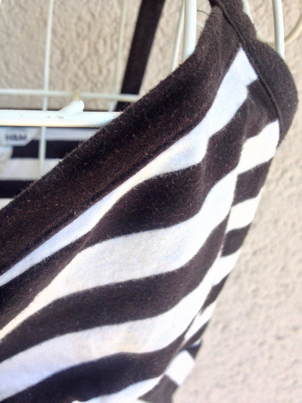 Schönes Top mit Streifenmuster und V-Ausschnitt von H&M