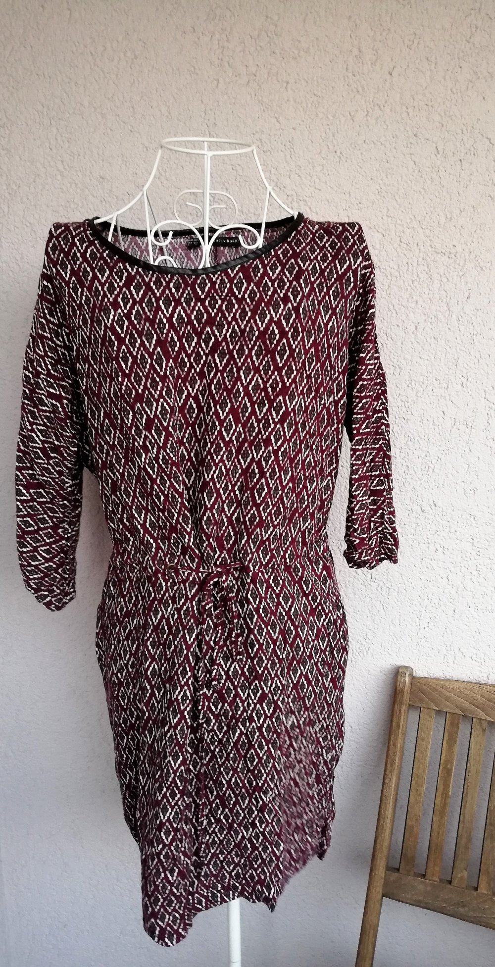 Wunderschönes Kleid mit Muster und 3/4 Ärmeln von Zara TRF