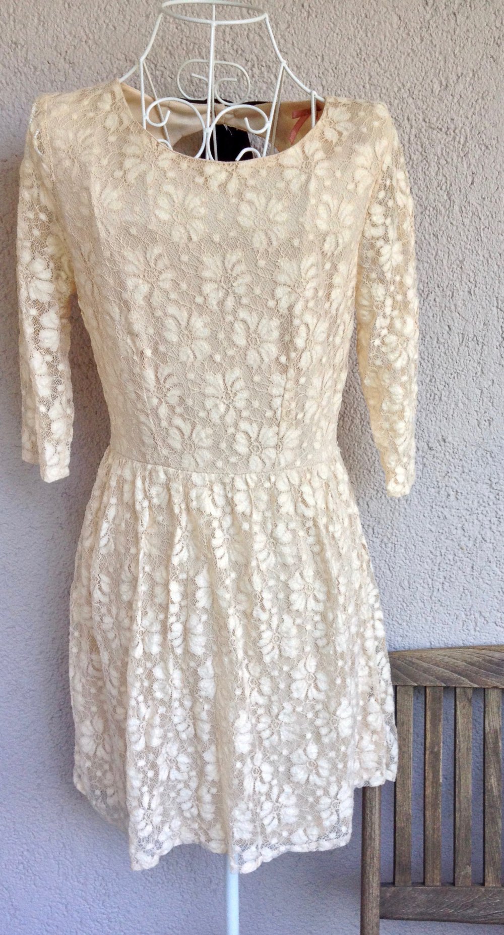 Wunderschönes Kleid mit Cut Out am Rücken und romantischer Schleife