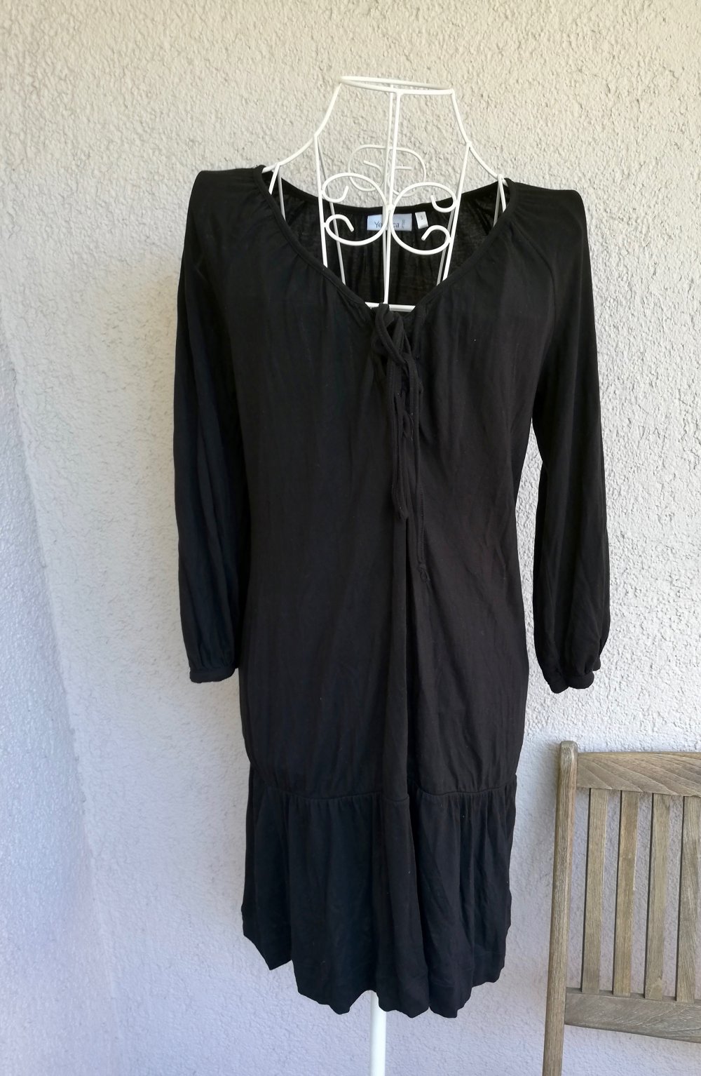Schönes schwarzes Kleidchen mit 3/4 Ärmeln und schöner Schnürung vorne von Yessica